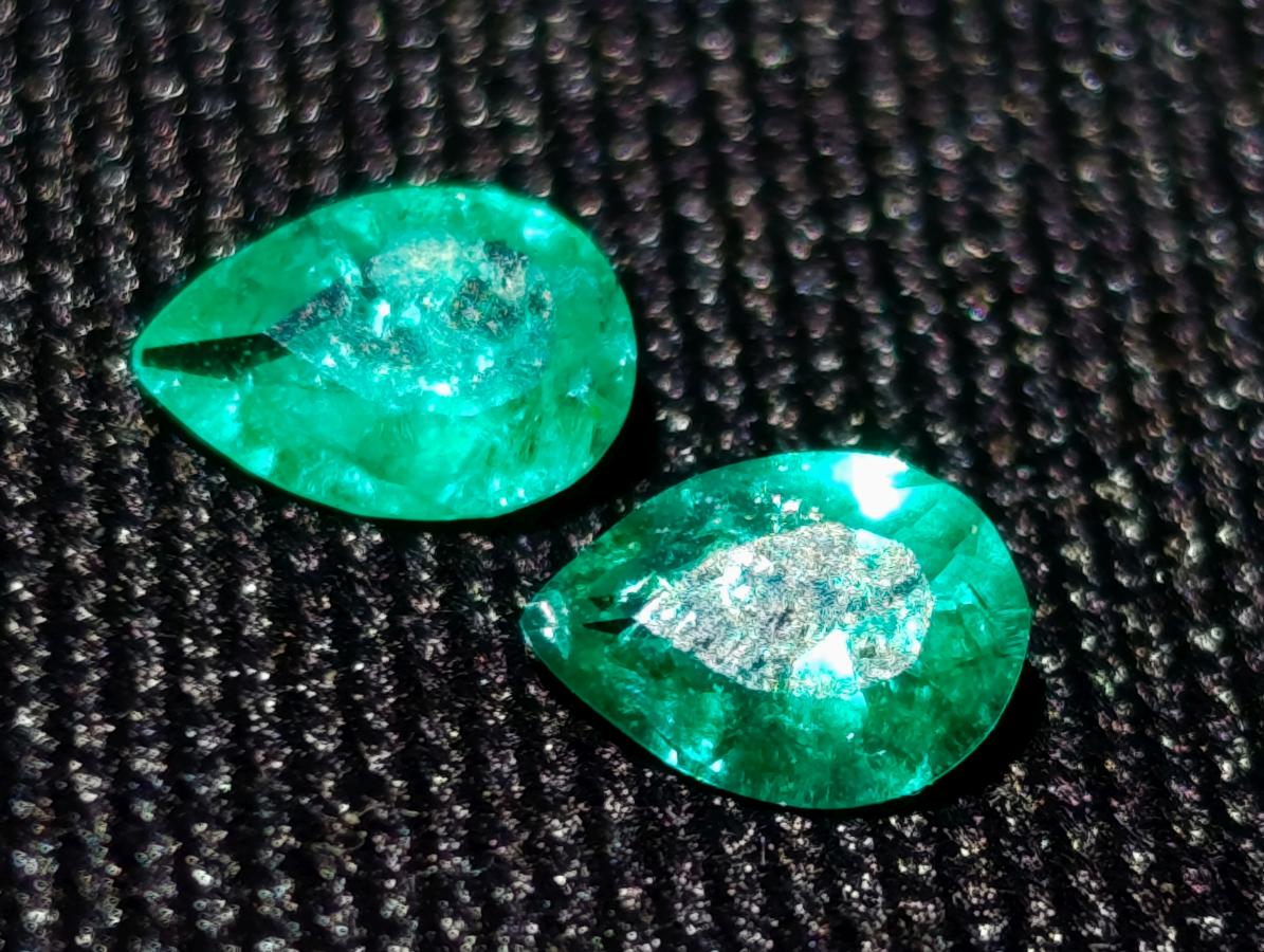 Polished Pair of 0.83 Carat Vivid Green Matching Emerald Pear Teardrop Faceted Stones x 1 From Sandawana, Zimbabwe