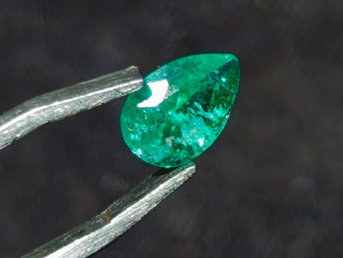 Polished Pair of 0.83 Carat Vivid Green Matching Emerald Pear Teardrop Faceted Stones x 1 From Sandawana, Zimbabwe